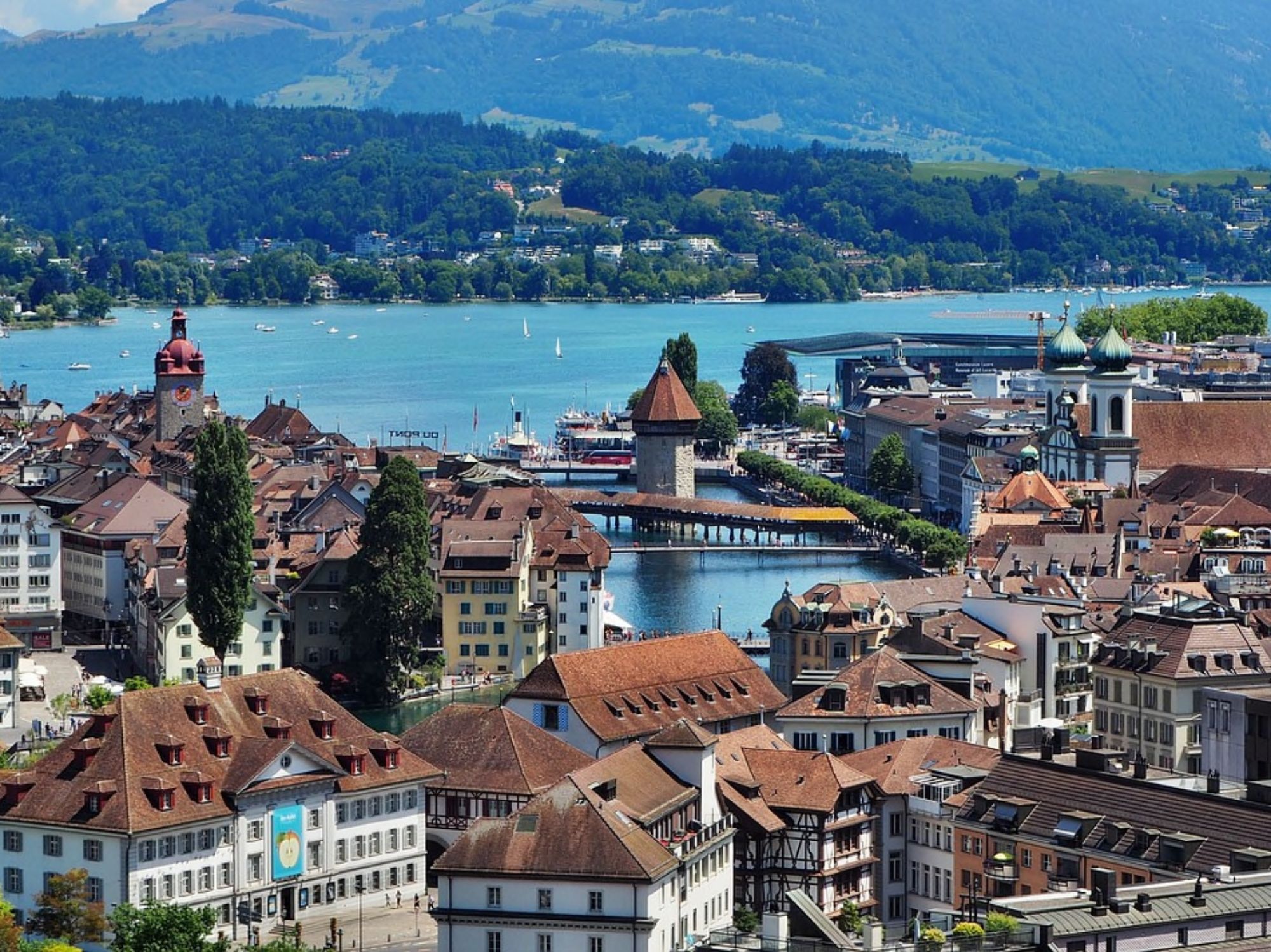 लूसर्न: शहर का अवलोकन, फोरवाल्डस्टैटर झील, गर्मी का मौसम, रमणीय वास्तुकला