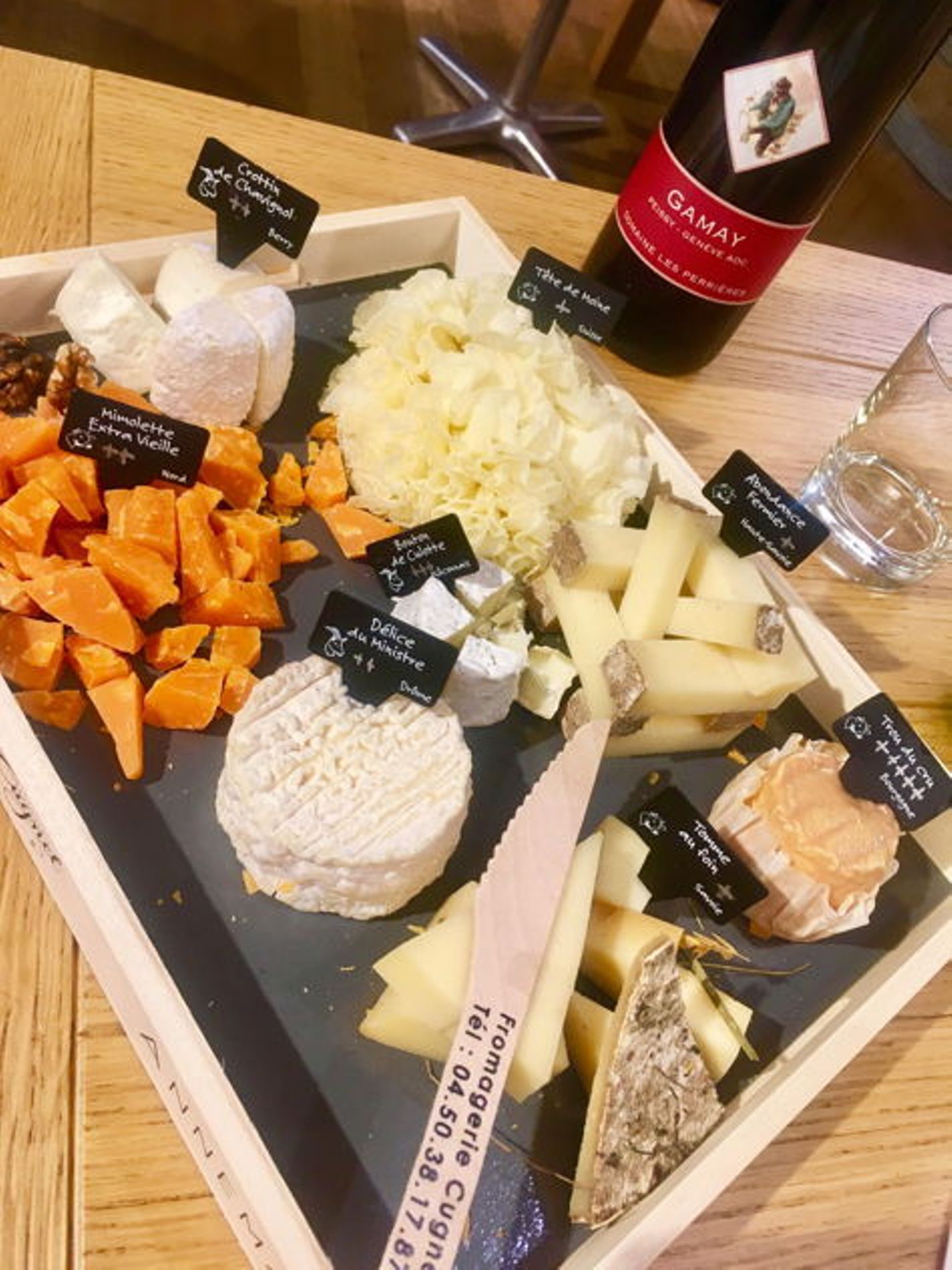 Tagliere di formaggi con diverse varietà e ricette