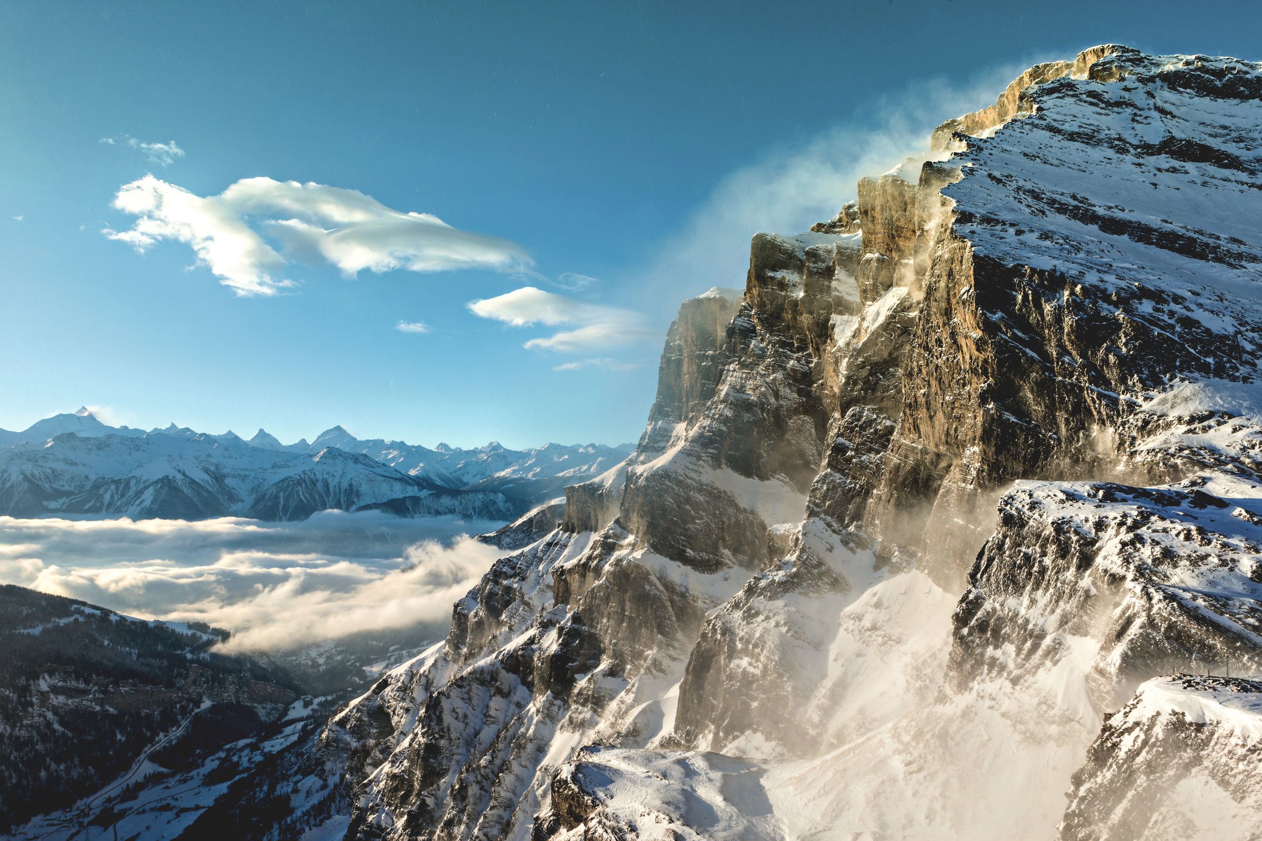 Gemmipass: uitzicht op het Rhonedal met indrukwekkende bergen in de winter.