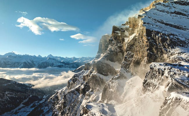 Gemmipass: Vista del valle del Ródano con impresionantes montañas en invierno.