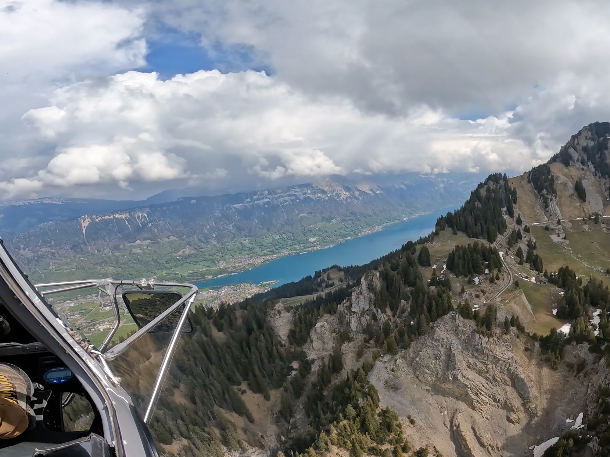 กระโดดร่มอินเทอร์ลาเคนเหนือทะเลสาบบริเอนเซอร์พร้อมมุมมองอัลไพน์