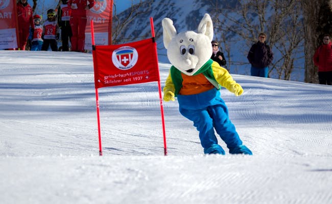 Szkoła narciarska Snowli: maskotka na stoku podczas aktywności narciarskiej w arenie Bodmi.