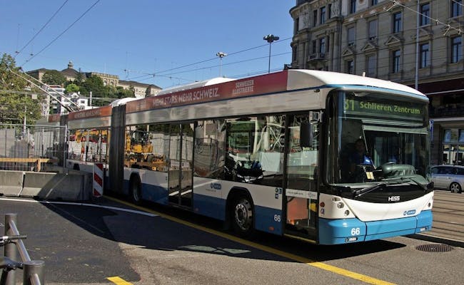 Autobus z wózkiem dziecięcym w mieście, idealny na wycieczki rodzinne i zwiedzanie miasta.