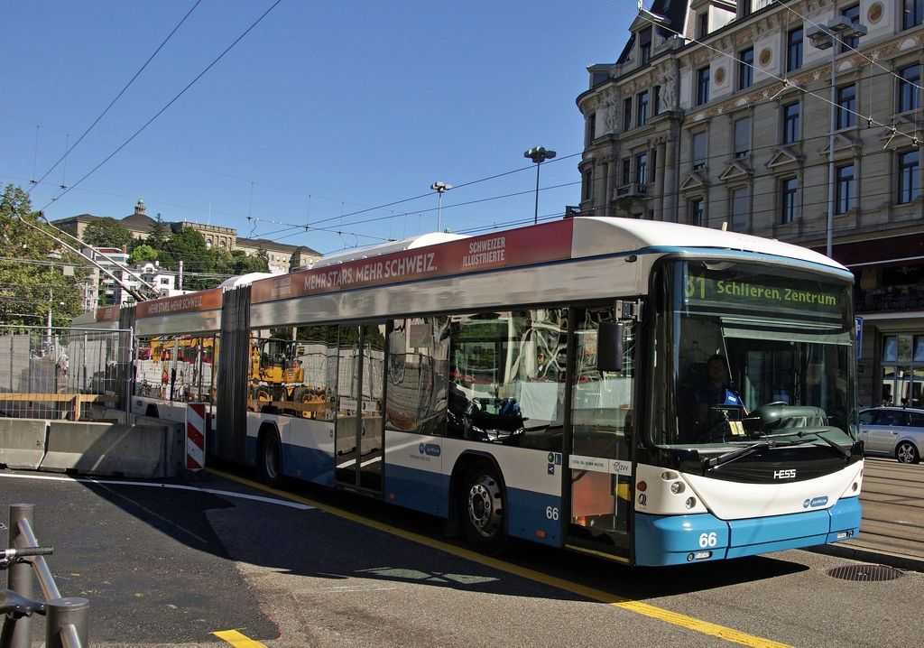 Bus Zürich: Seraina Zellweger steigt in den Bus in der Stadt Zürich ein, ideale Anbindung.