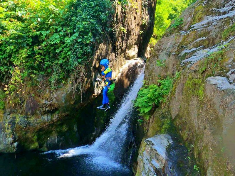 Canyoning in Vira, Tessin: aufregendes Erlebnis in der Natur mit Wasserfällen und Felsen.