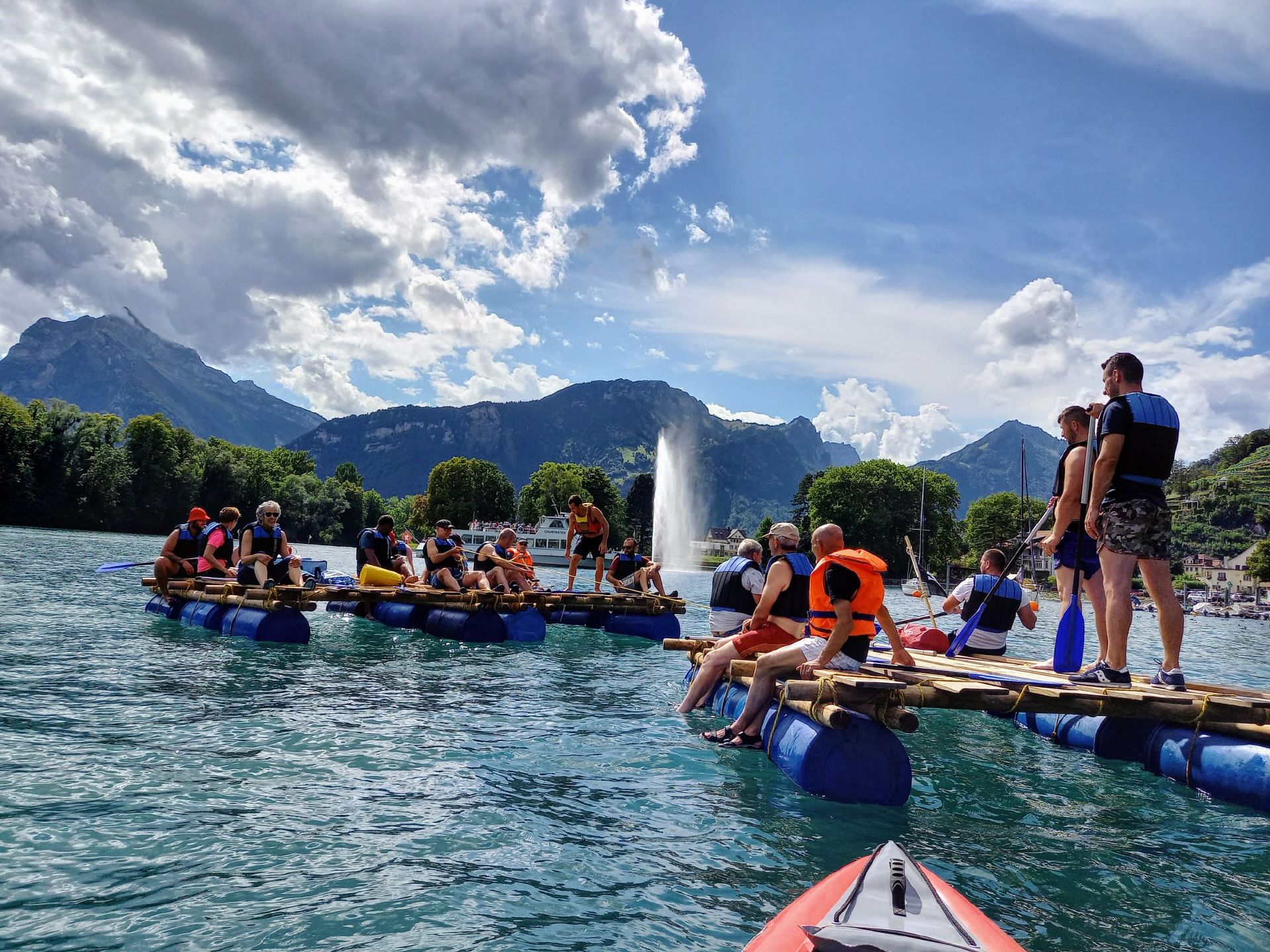Construir jangadas no Lago Walensee: Descobre a aventura com amigos e família na natureza.