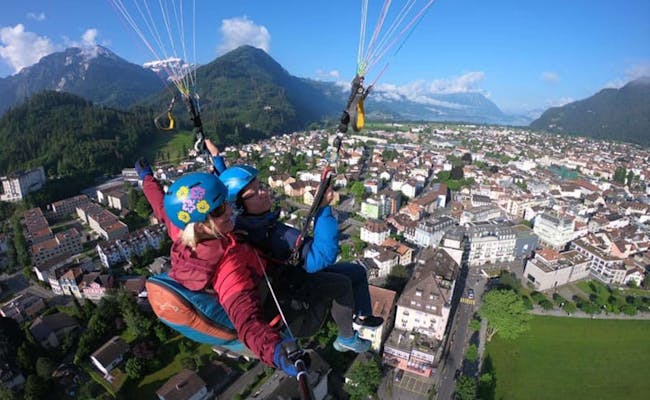 Parapendio Interlaken durante l'atterraggio sopra la città.