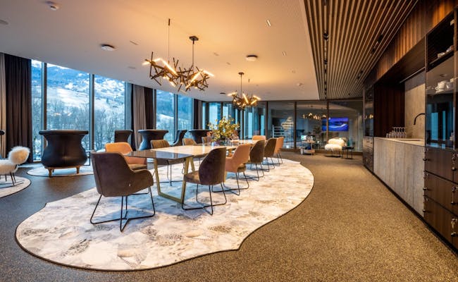 Platinum Lounge: Arredamento elegante e vista spettacolare sulle montagne a Grindelwald.