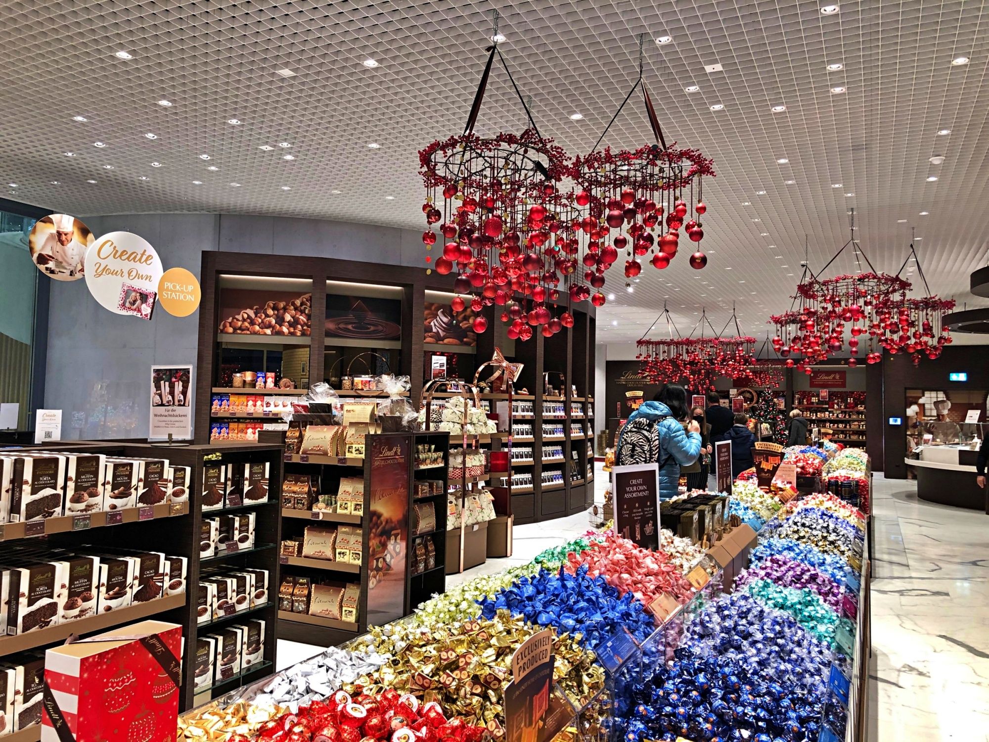 Lindt Home of Chocolate: Discover the variety of chocolate and sweets in this unique shop.