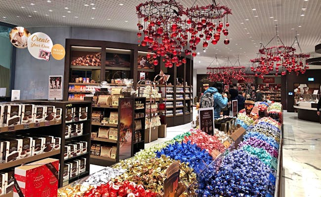 Lindt Home of Chocolate: Entdecke die Vielfalt an Schokolade und Süßwaren in diesem einzigartigen Shop.