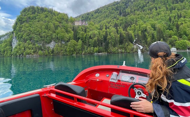 Jetboat Brienzersee: สัมผัสประสบการณ์ขับเจ็ตโบทสนุกๆ บนน้ำใสกลางหุบเขาสีเขียว