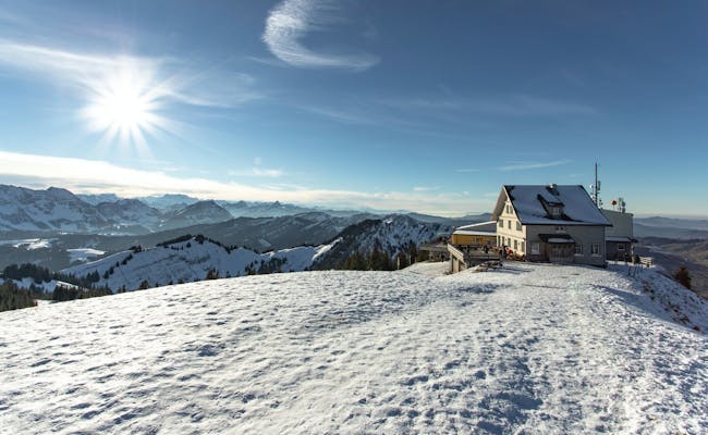 Cima de Kronberg: Nieve, montañas y vista clara del paisaje alpino en invierno