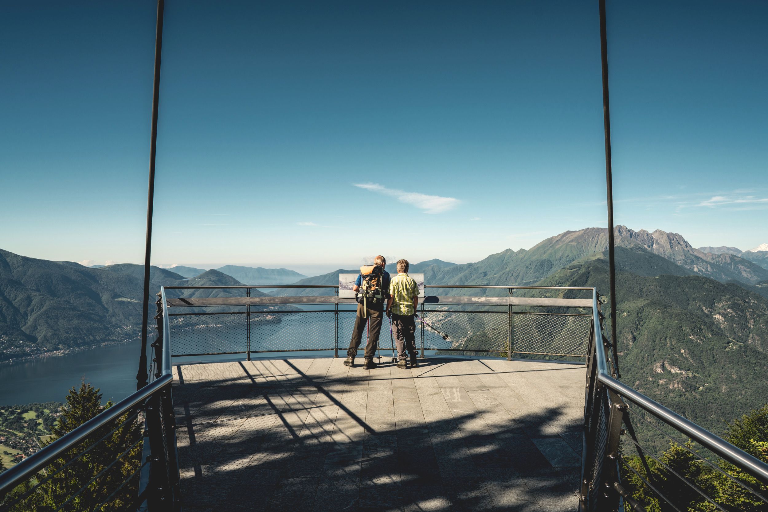 Locarno: มุมมองจากแพลตฟอร์ม Cardada ไปยังทะเลสาบ Maggiore และภูเขารอบๆ