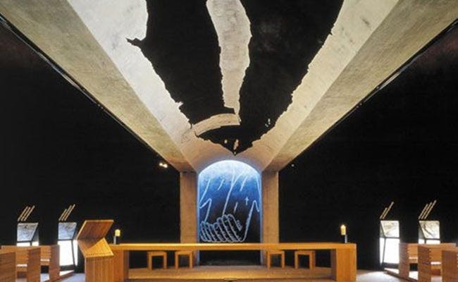 Monte Tamaro Kirche Chiesa Santa Maria mit künstlerischer Decke und Holzaltar.