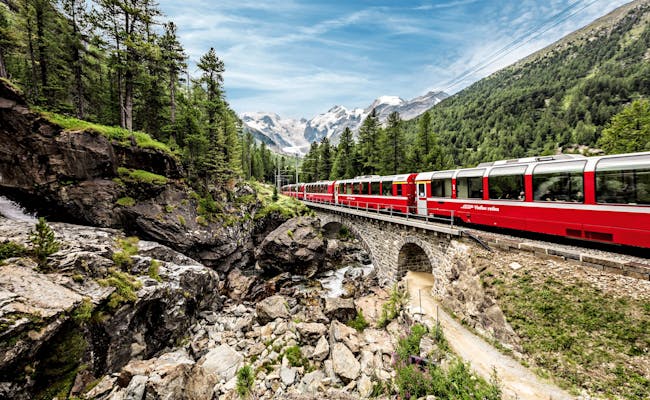 Bernina Express mit Morteratsch Gletscher (Foto: Swiss Travel System)