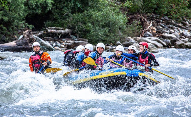 Kelompok Arung Jeram Vorderrhein mendayung melewati arus deras