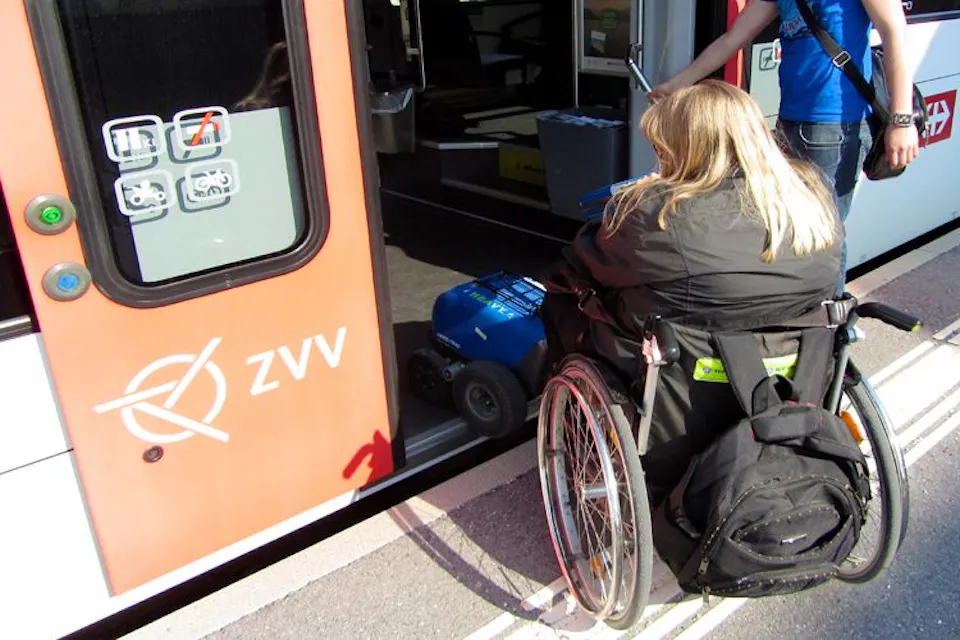 Rollstuhl ZVV Einstieg