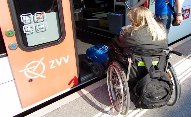 Rollstuhl ZVV Einstieg (Foto: SchweizMobil)