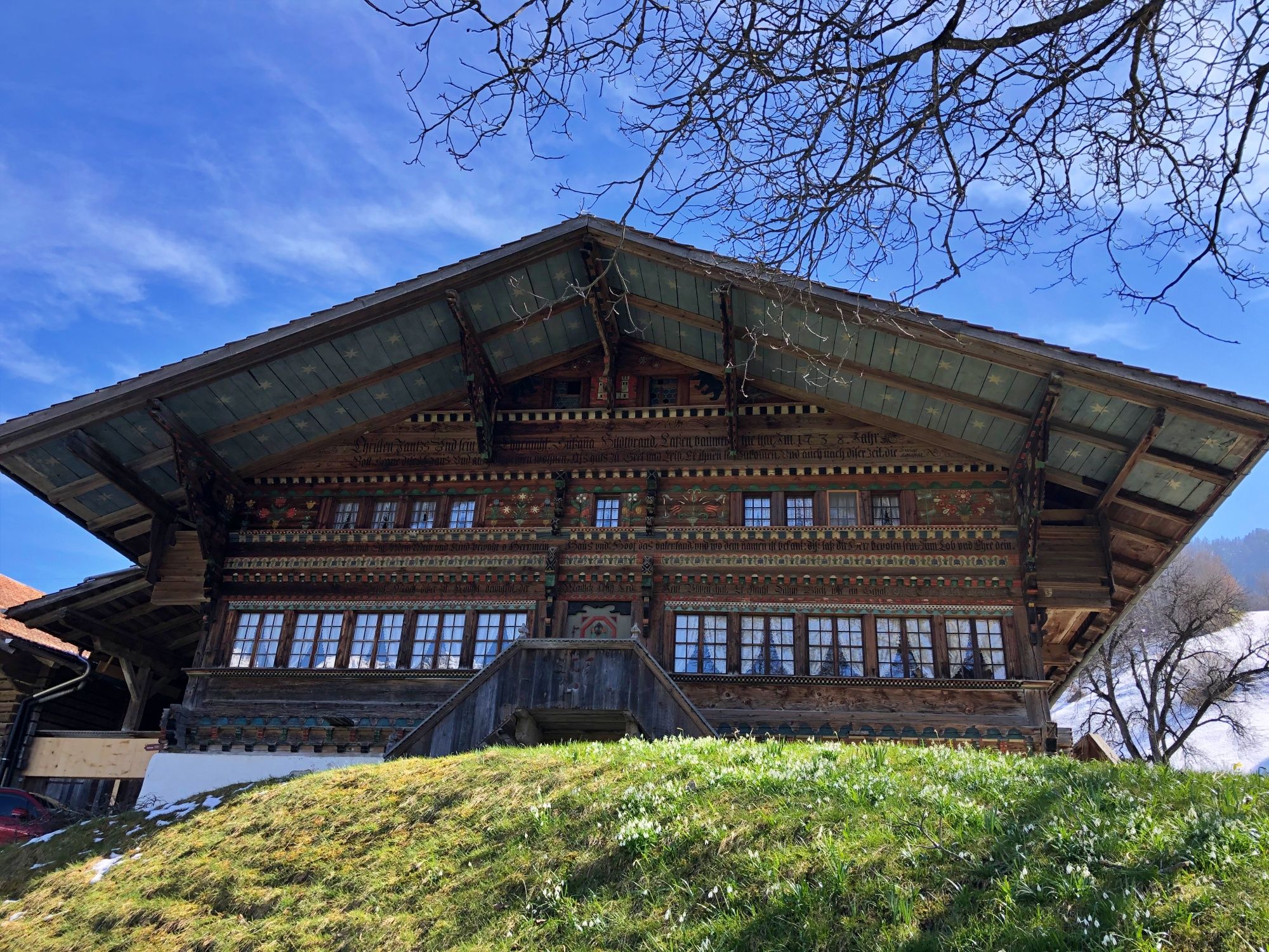 Casa nello Simmental: Edificio tradizionale con decorazioni artistiche in un paesaggio naturale pittoresco.