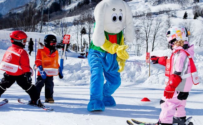 Skiing with Snowli (Photo: Switzerland Tourism Christian Pfammatter