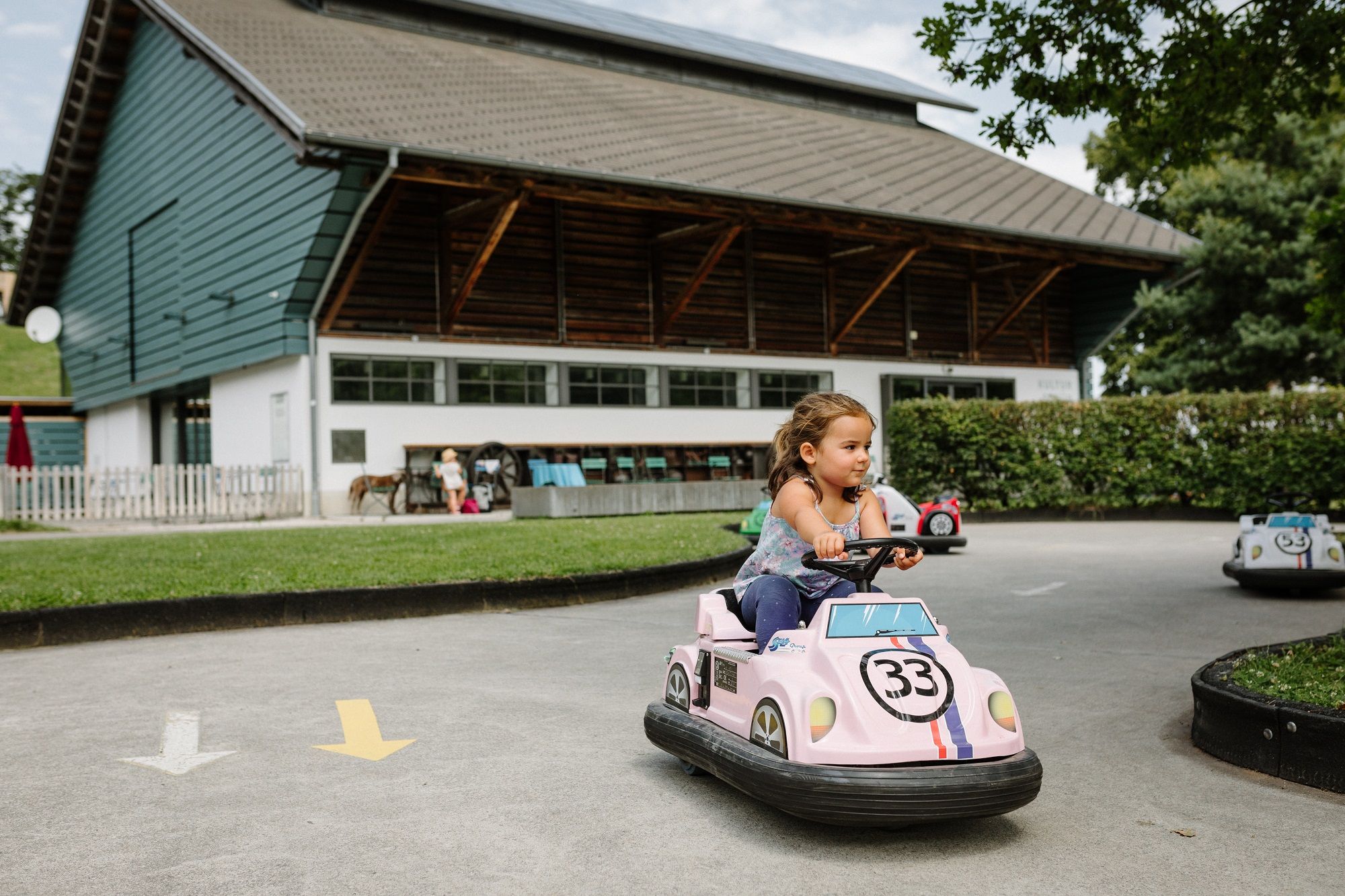 Taman Permainan Gurten: Kanak-kanak menaiki kereta kecil di luar, sesuai untuk keluarga dan pengunjung muda.