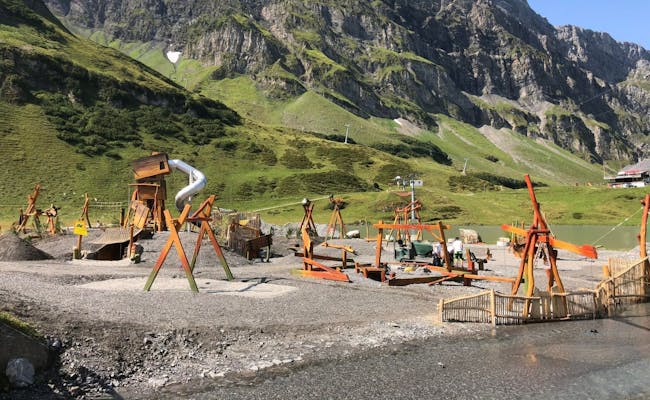 Plac zabaw Trübsee: Idealny dla dzieci z wspaniałymi urządzeniami do zabawy w naturze Alp.