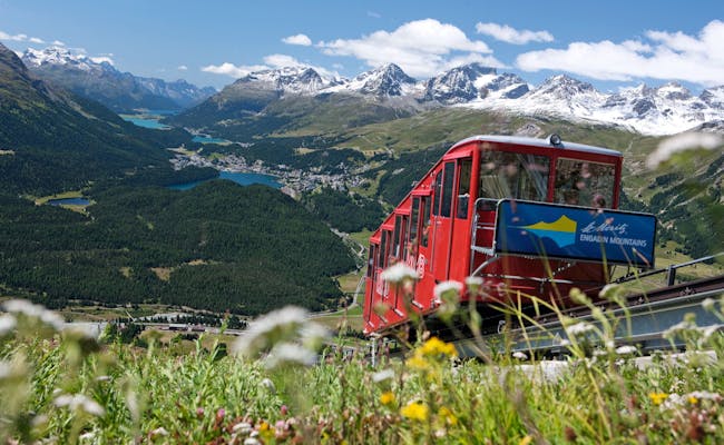 St. Moritz: Fahre mit der roten Bahn durch die Graubündenberge und geniesse die wunderbare Aussicht.