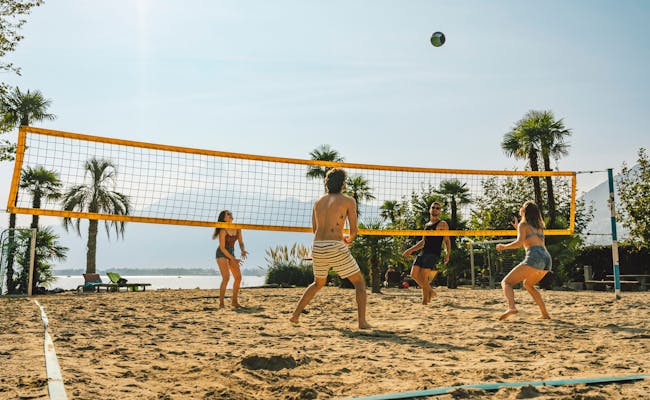Tenero Camping Miralago: Strandvolleybal in de zomer, vrijetijdsactiviteiten aan het water, aantrekkelijke camping.