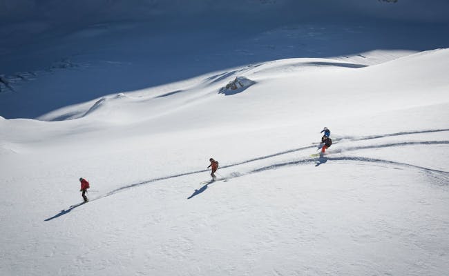 Freeride in Verbier, Skifahrer ziehen Spuren im frischen Schnee.