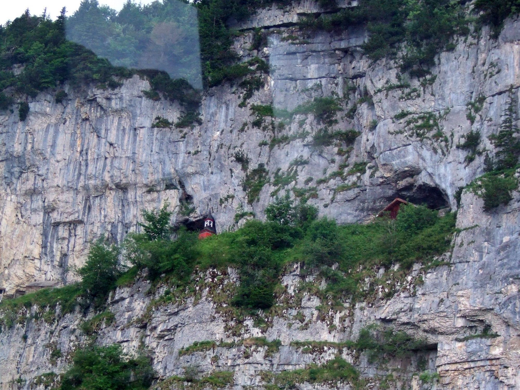 Luftbana Wildkirchli: imponerande berglandskap på sommaren med tillgång till vandringsleder.