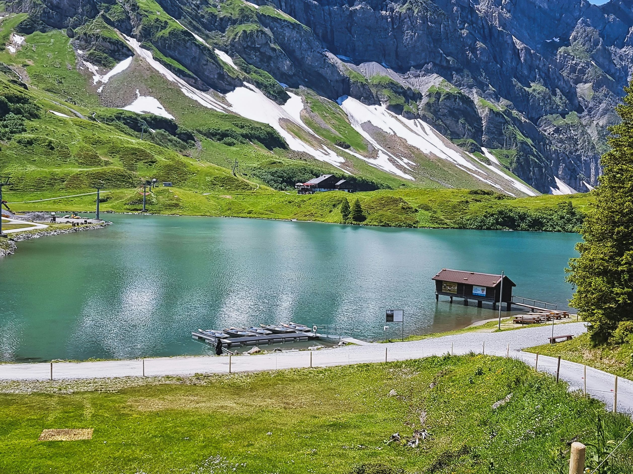 Wolfenschiessen: lago idilliaco circondato da montagne e natura, ideale per avventure e relax.