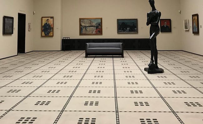 Kunsthaus Zürich s sochou a malbami uvnitř.