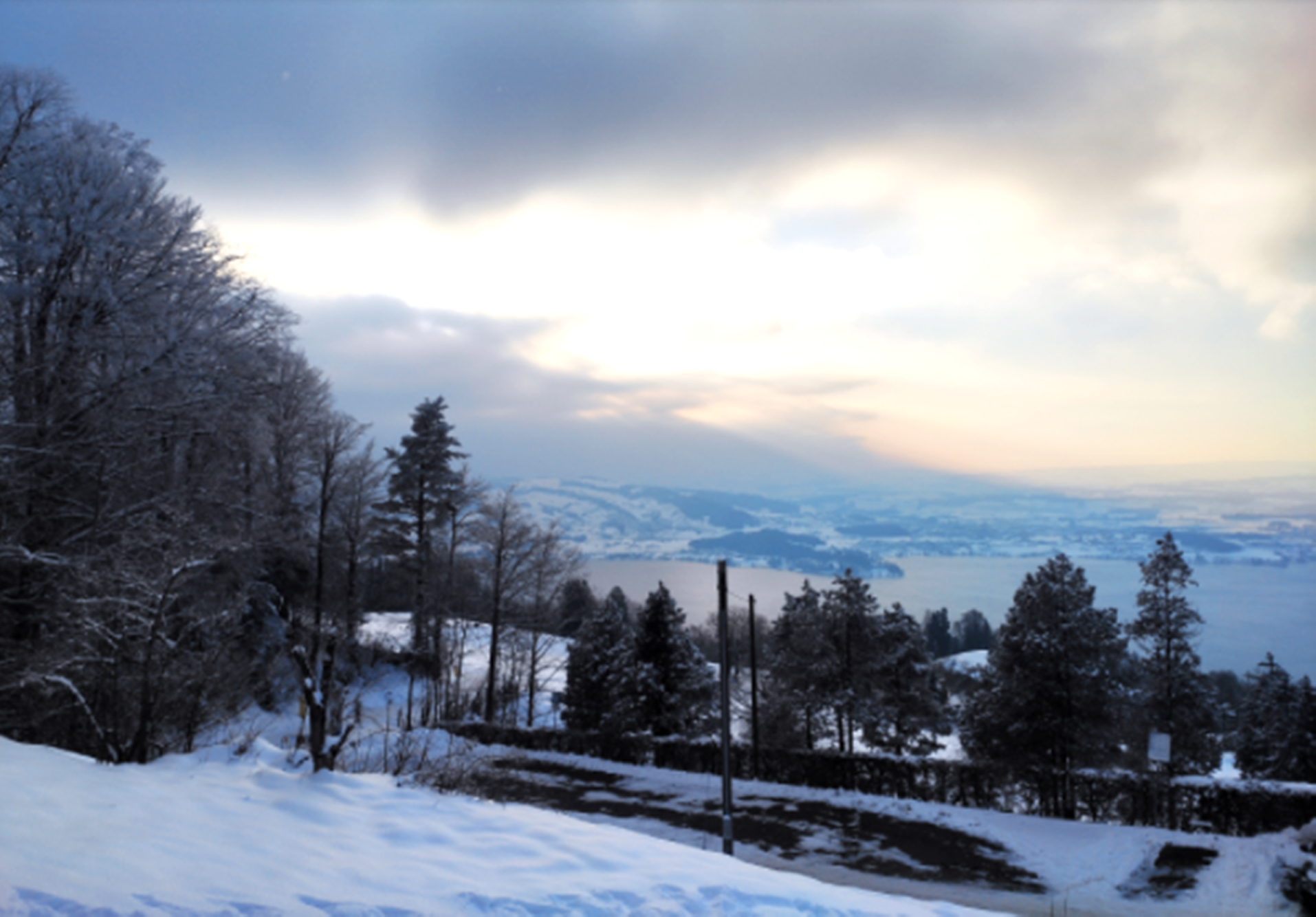 Zugerberg: vista deslumbrante sobre o lago e paisagens cobertas de neve no inverno