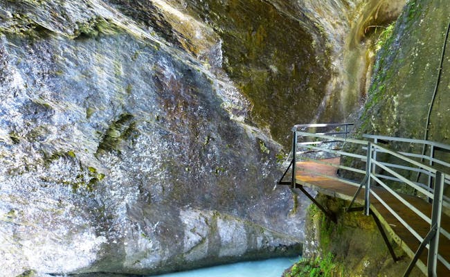 Skała Aareschlucht: imponujące formacje skalne i rzeka Aare pośród natury.