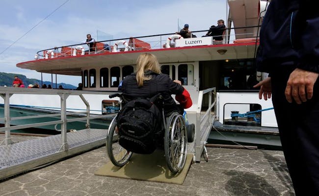 Ingresso per carrozzine sulla nave a Lucerna per accesso senza barriere all'acqua.