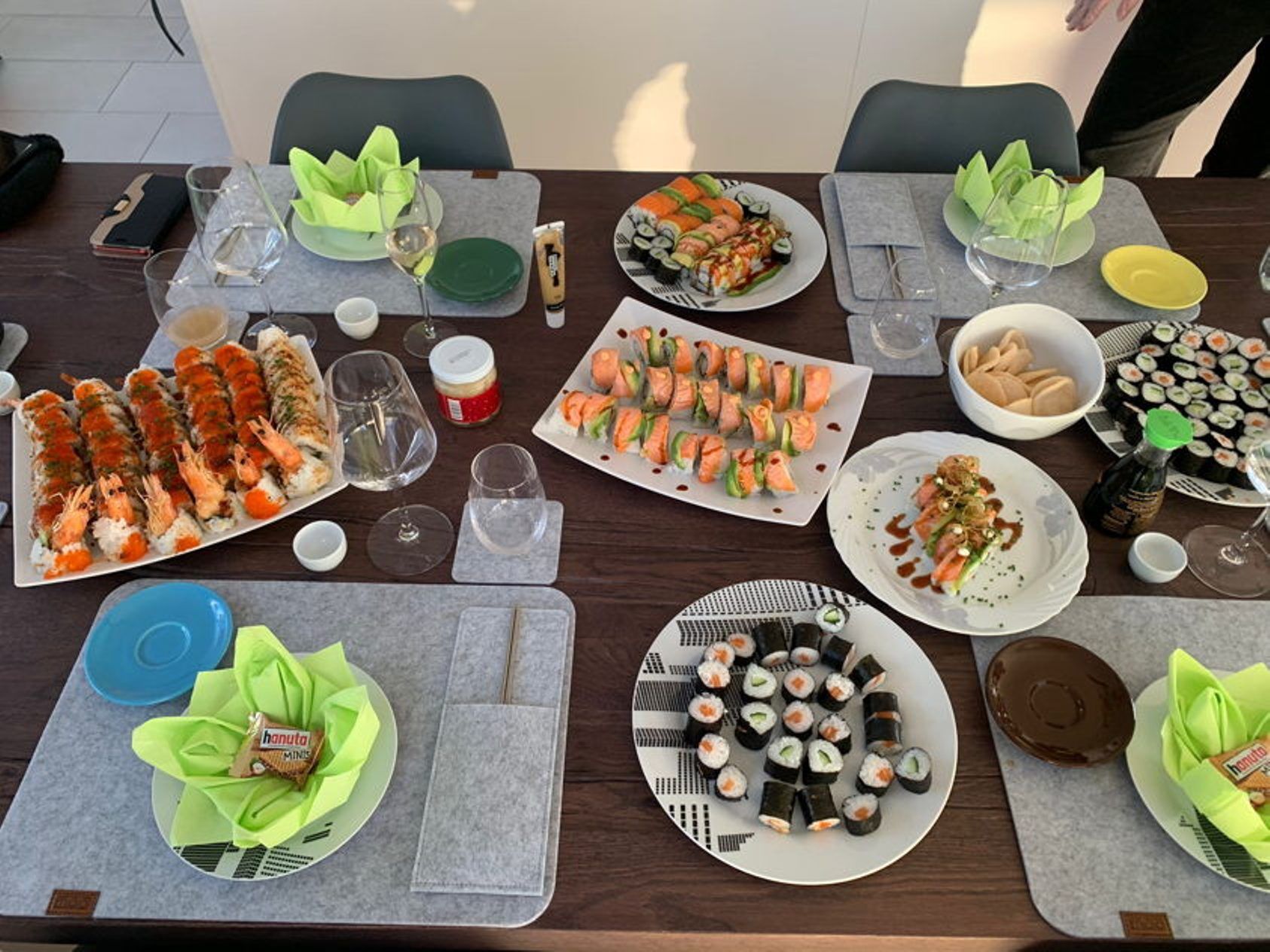 Курс по суши в Люцерне с разнообразными видами суши, тарелка с суши, зелёная подкладка на столе