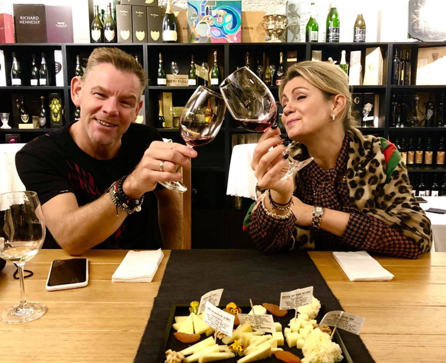 Coppia che degusta vino in un’enoteca.