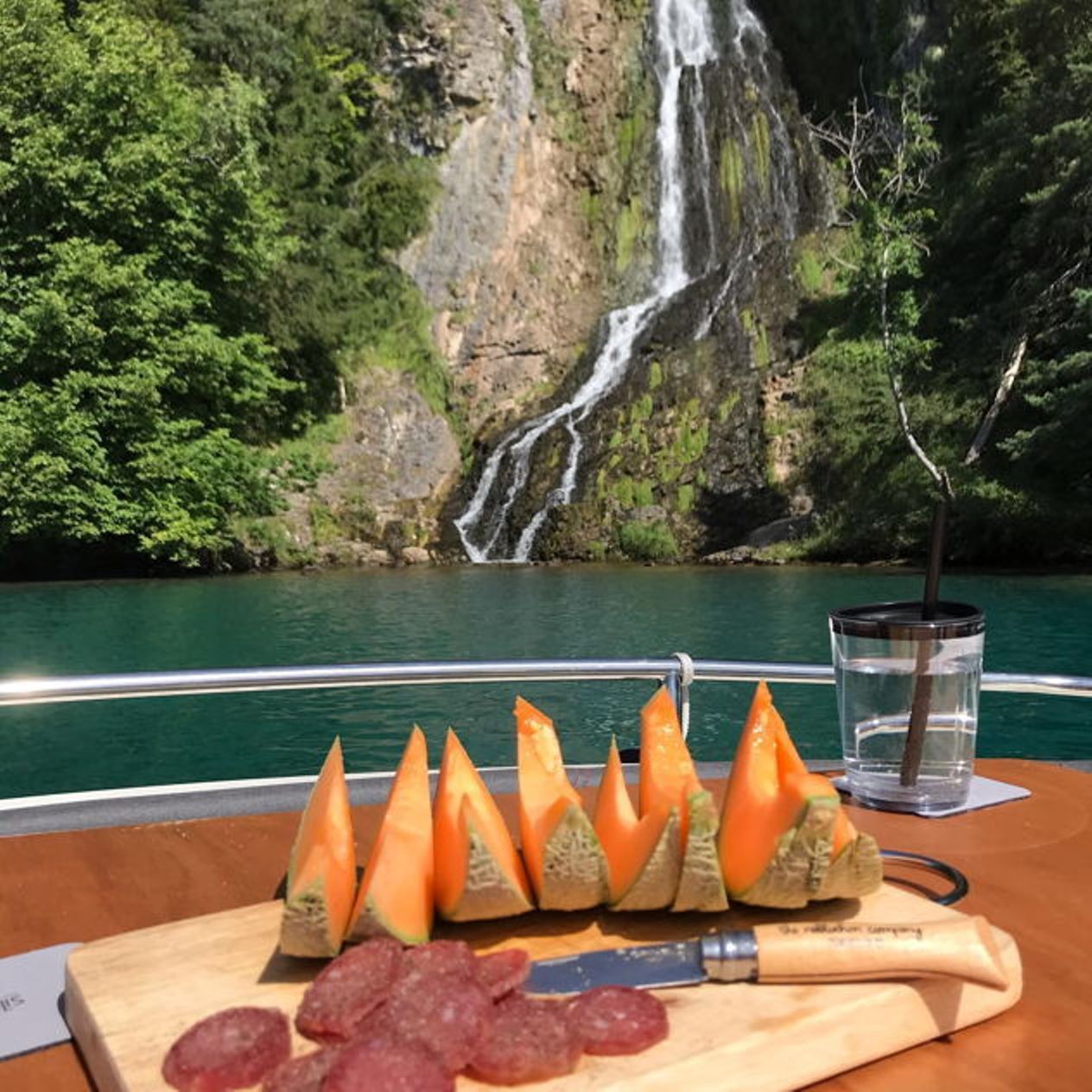 치즈와 와인이 있는 보트와 폭포