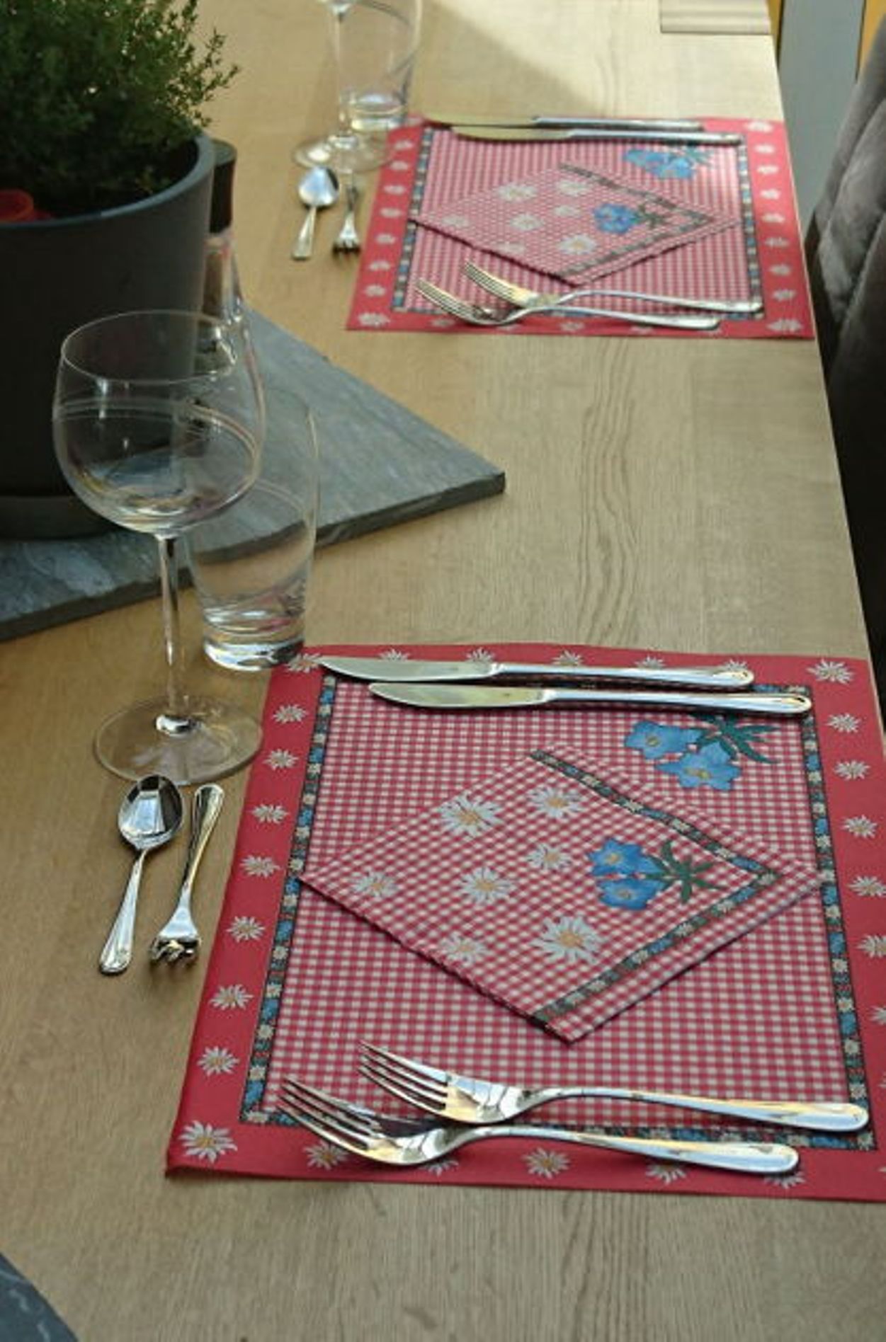 Decoração de mesa com toalha de mesa vermelha e talheres