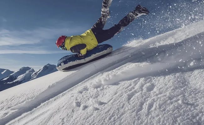Kierowca airboardu ślizga się po śniegu w Davos-Klosters.