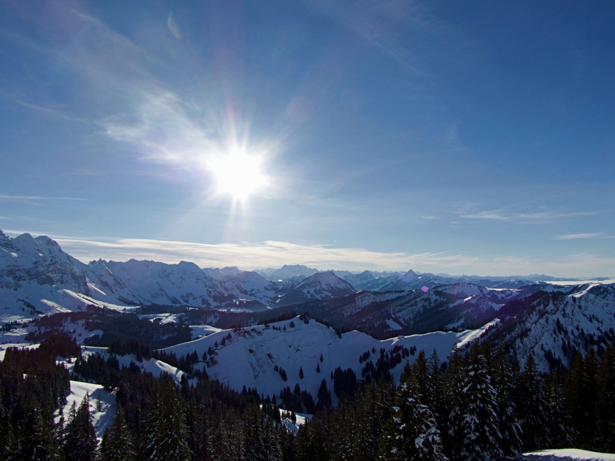 منظر كرونبرغ في الشتاء مع الجبال المغطاة بالثلوج والسماء الصافية.