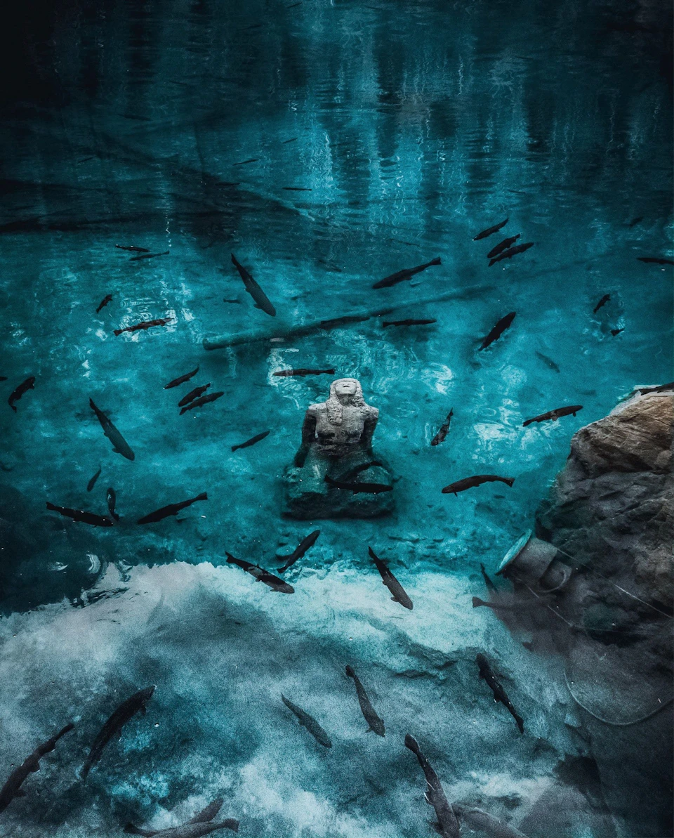Blausee mit Frauenstatue