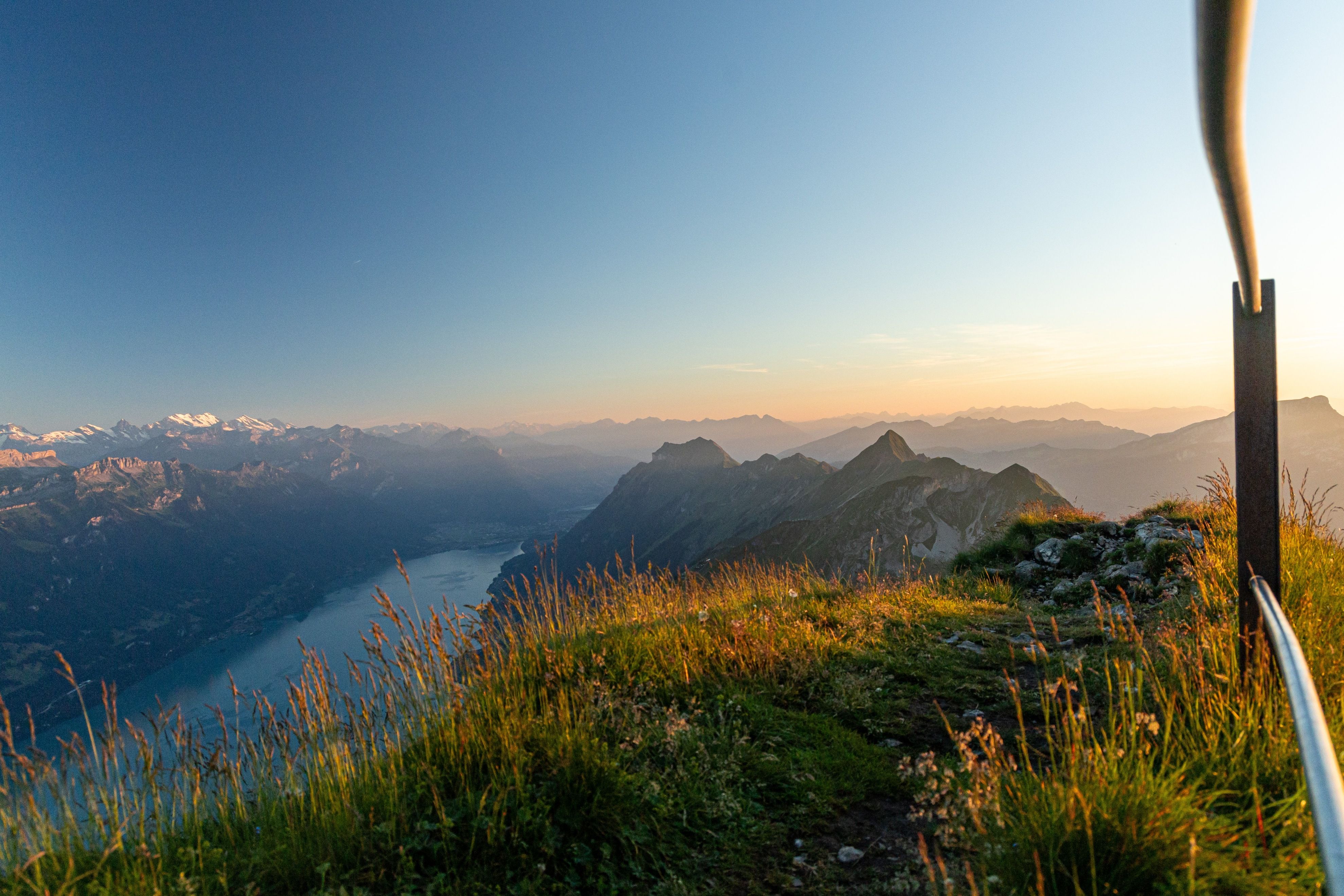 Brienzer Rothorn Kulm: fantastisk utsikt över bergen och sjön i Sörenberg, perfekt för vandring.