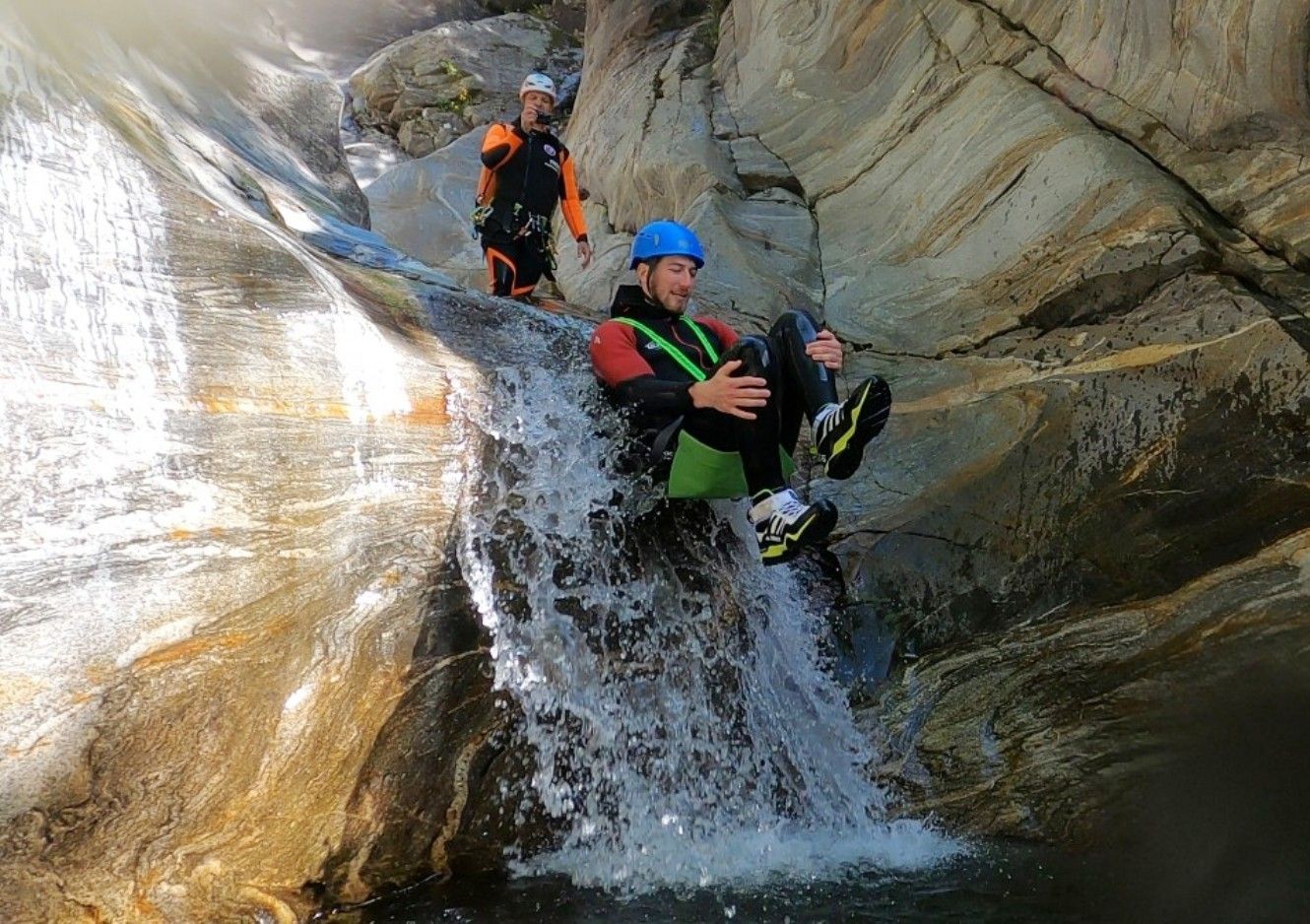 Canyoning Iragnaschlucht: Erlebe rutschige Naturrollen im Tessin beim Abenteuer in der Schlucht.