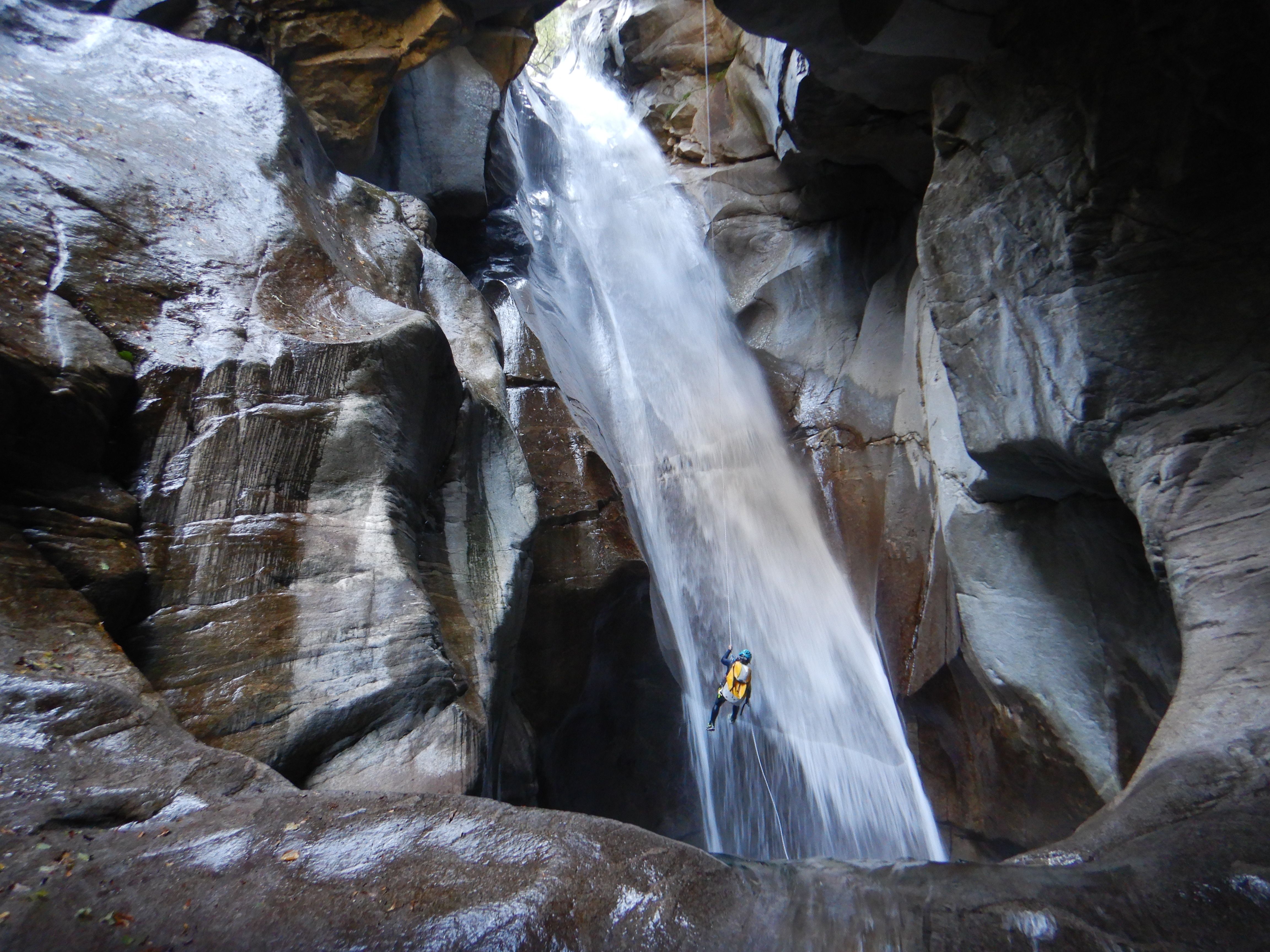 Canyoning: aktivitas petualangan di keindahan alam pegunungan Swiss