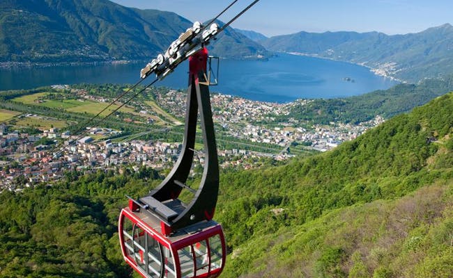 Gondelbahn Orselina über das Tessin mit Blick auf den Lago Maggiore.