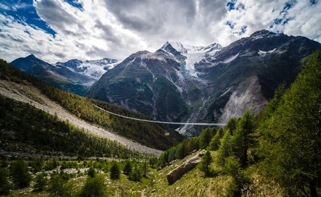 Podul suspendat Charles Kuonen cu peisaj montan spectaculos și mediul natural din Alpi.