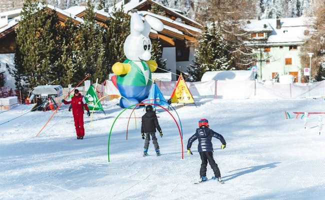 Ski Kinder Lift in Corvatsch, Kinder fahren Ski im Schnee.
