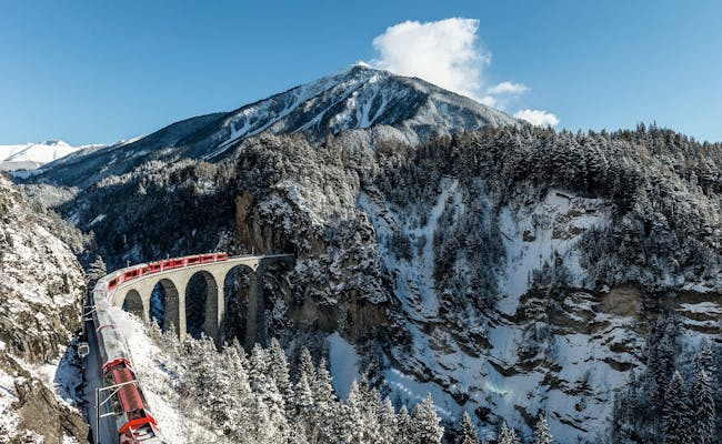 Landwasserviadukt bei Davos mit Zugfahrt durch Winterlandschaft.