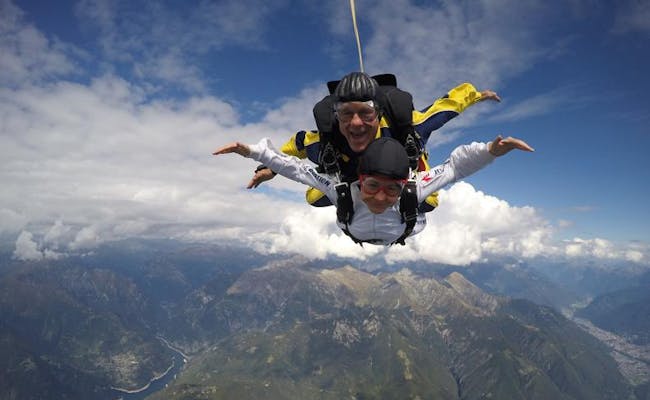 Paracadutismo Locarno con guida tandem sulle Alpi